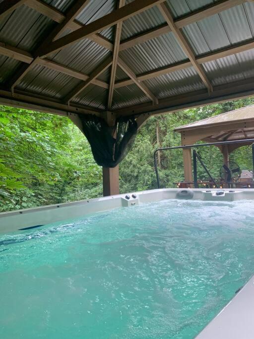 Serene Oasis Getaway With Sauna And A Swim Spa. Portland Exterior photo
